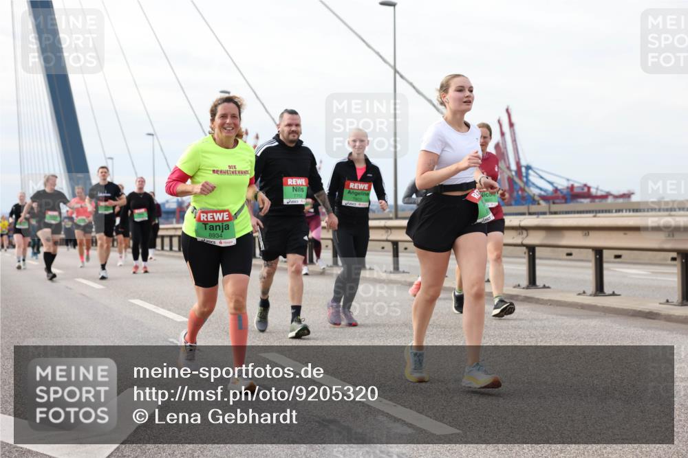 03.10.2025 - Köhlbrandbrückenlauf Lena Gebhardt http://msf.ph/oto/9205320 03.10.2025 16:00:42 Position 2 8934, 7752, 9502 meine-sportfotos.de
