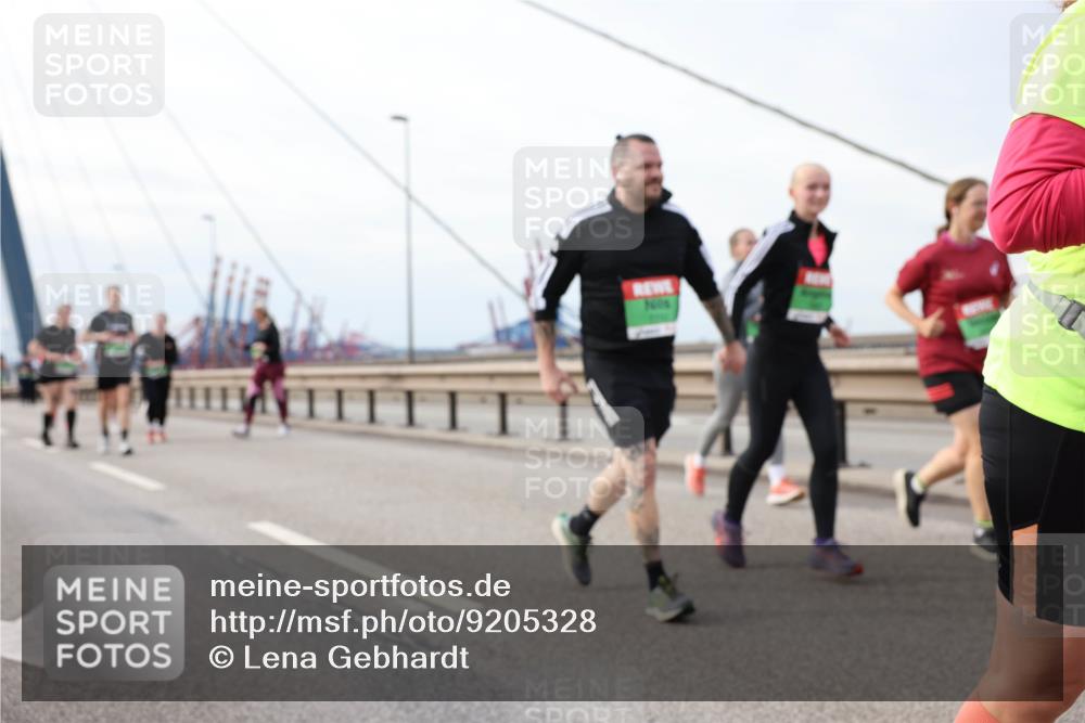 03.10.2025 - Köhlbrandbrückenlauf Lena Gebhardt http://msf.ph/oto/9205328 03.10.2025 16:00:44 Position 2  meine-sportfotos.de