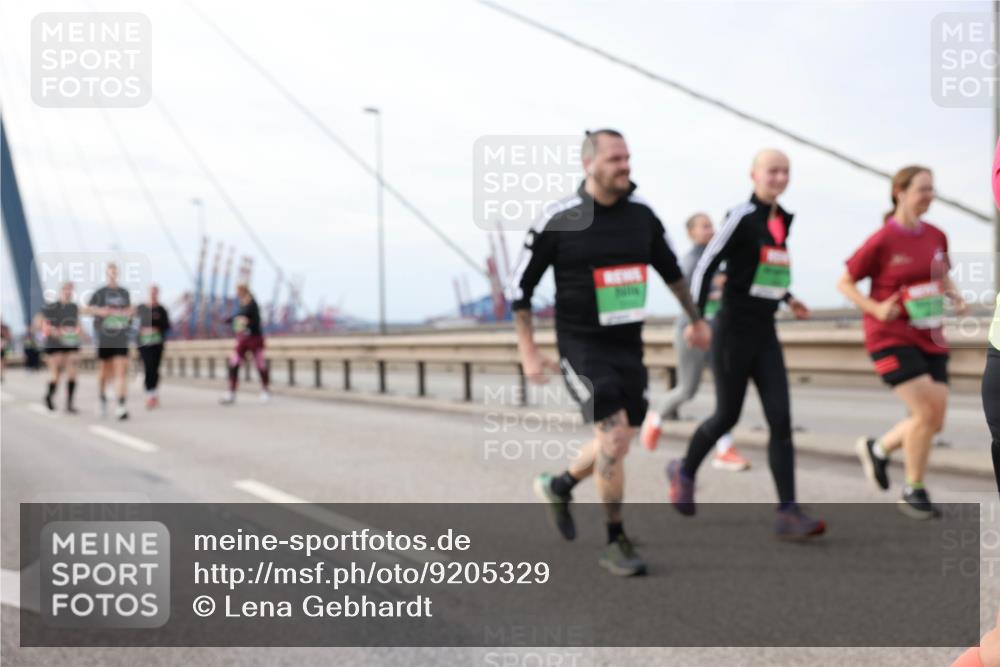 03.10.2025 - Köhlbrandbrückenlauf Lena Gebhardt http://msf.ph/oto/9205329 03.10.2025 16:00:44 Position 2  meine-sportfotos.de