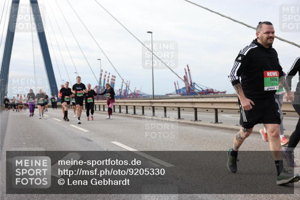 03.10.2025 - Köhlbrandbrückenlauf Lena Gebhardt http://msf.ph/oto/9205330 03.10.2025 16:00:44 Position 2 7752 meine-sportfotos.de
