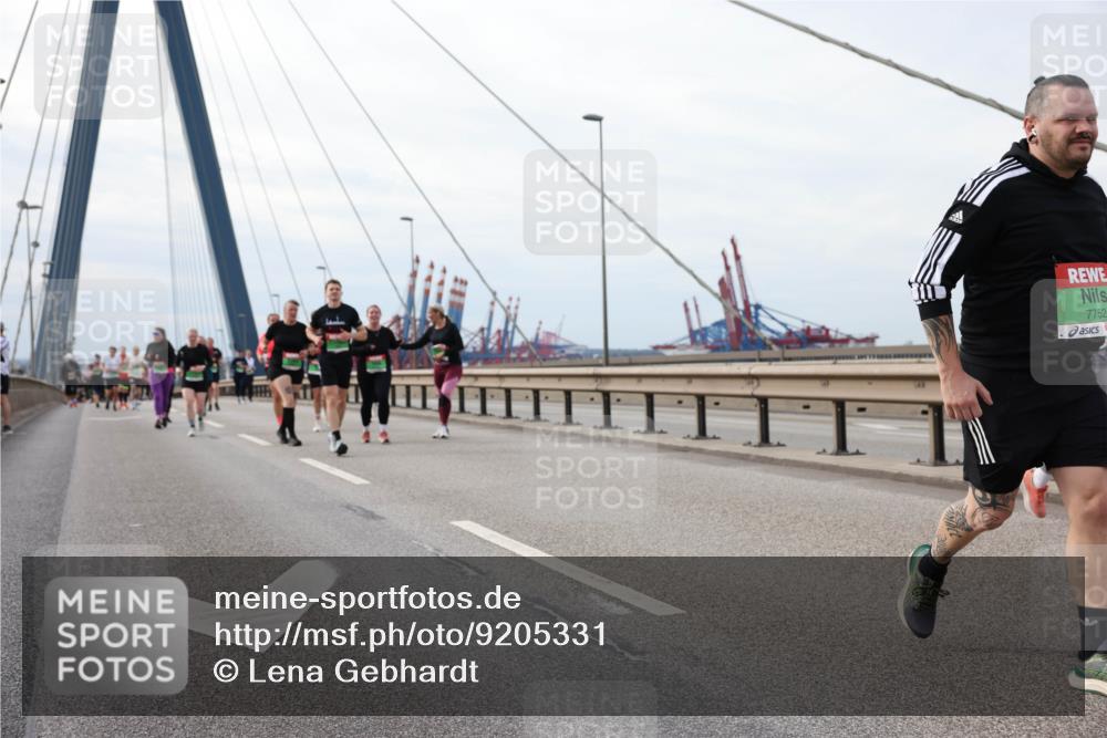 03.10.2025 - Köhlbrandbrückenlauf Lena Gebhardt http://msf.ph/oto/9205331 03.10.2025 16:00:44 Position 2 7752 meine-sportfotos.de