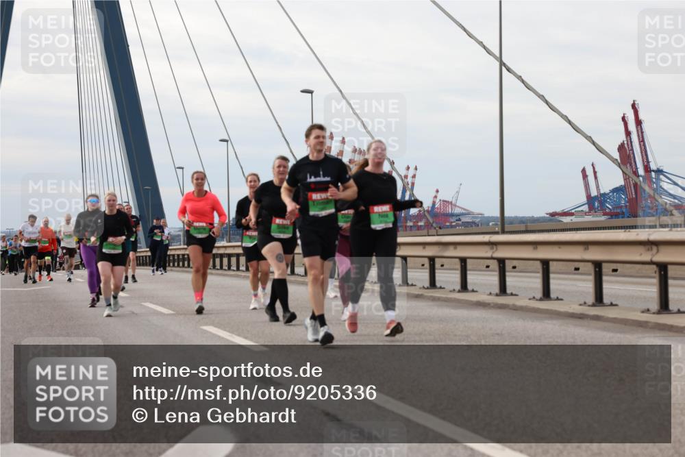 03.10.2025 - Köhlbrandbrückenlauf Lena Gebhardt http://msf.ph/oto/9205336 03.10.2025 16:00:45 Position 2  meine-sportfotos.de