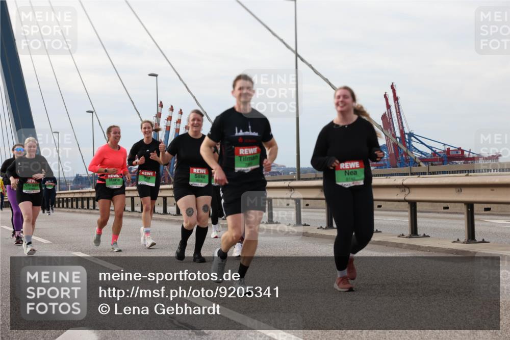 03.10.2025 - Köhlbrandbrückenlauf Lena Gebhardt http://msf.ph/oto/9205341 03.10.2025 16:00:47 Position 2 814 meine-sportfotos.de