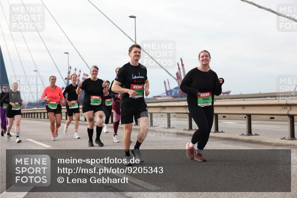 03.10.2025 - Köhlbrandbrückenlauf Lena Gebhardt http://msf.ph/oto/9205343 03.10.2025 16:00:47 Position 2 25, 8149 meine-sportfotos.de