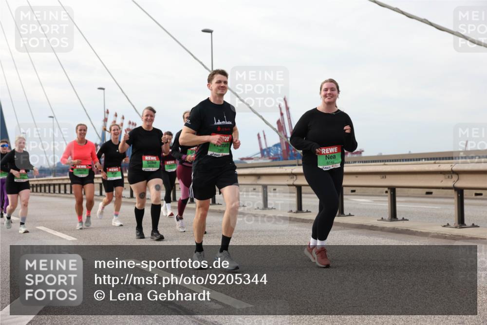 03.10.2025 - Köhlbrandbrückenlauf Lena Gebhardt http://msf.ph/oto/9205344 03.10.2025 16:00:47 Position 2 25, 8149, 7969 meine-sportfotos.de