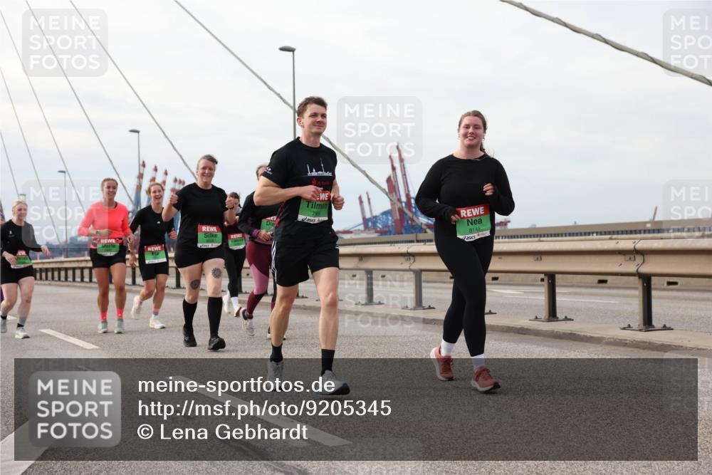 03.10.2025 - Köhlbrandbrückenlauf Lena Gebhardt http://msf.ph/oto/9205345 03.10.2025 16:00:47 Position 2 25, 79, 8149, 8658 meine-sportfotos.de
