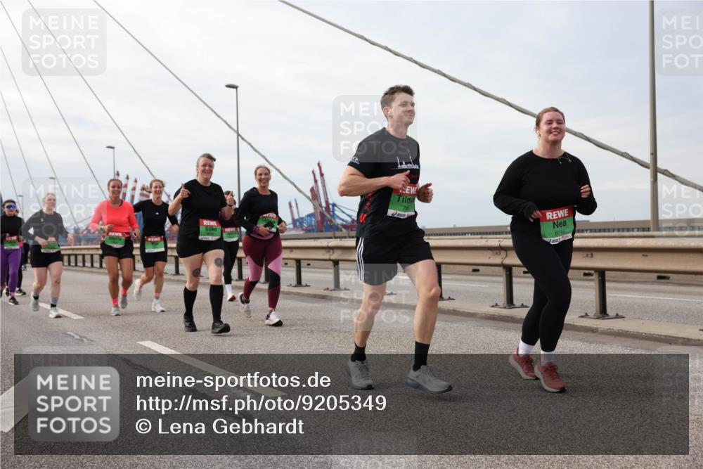 03.10.2025 - Köhlbrandbrückenlauf Lena Gebhardt http://msf.ph/oto/9205349 03.10.2025 16:00:48 Position 2 8149 meine-sportfotos.de