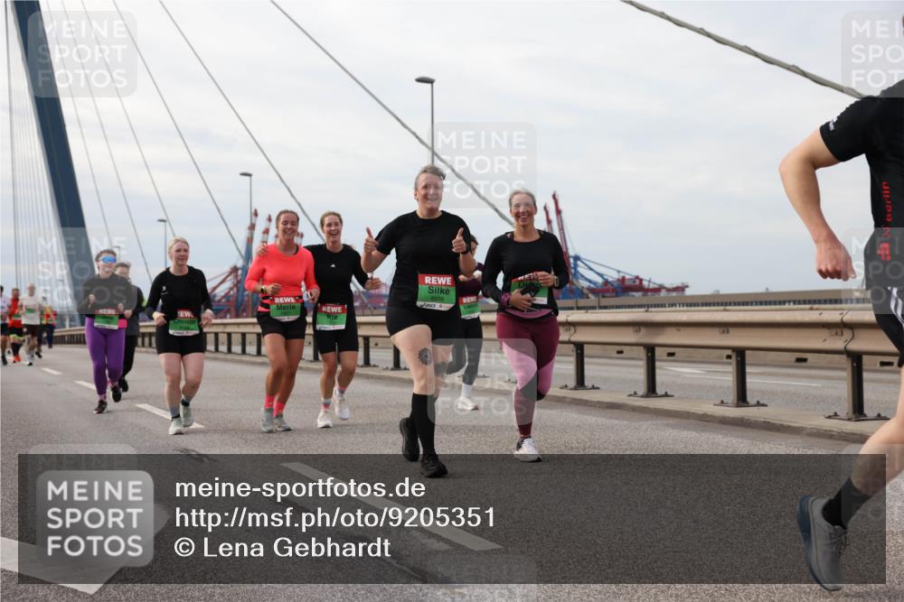 03.10.2025 - Köhlbrandbrückenlauf Lena Gebhardt http://msf.ph/oto/9205351 03.10.2025 16:00:49 Position 2 8658 meine-sportfotos.de