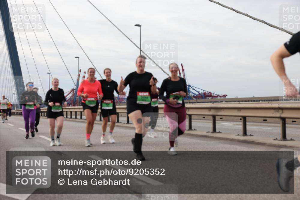 03.10.2025 - Köhlbrandbrückenlauf Lena Gebhardt http://msf.ph/oto/9205352 03.10.2025 16:00:49 Position 2  meine-sportfotos.de