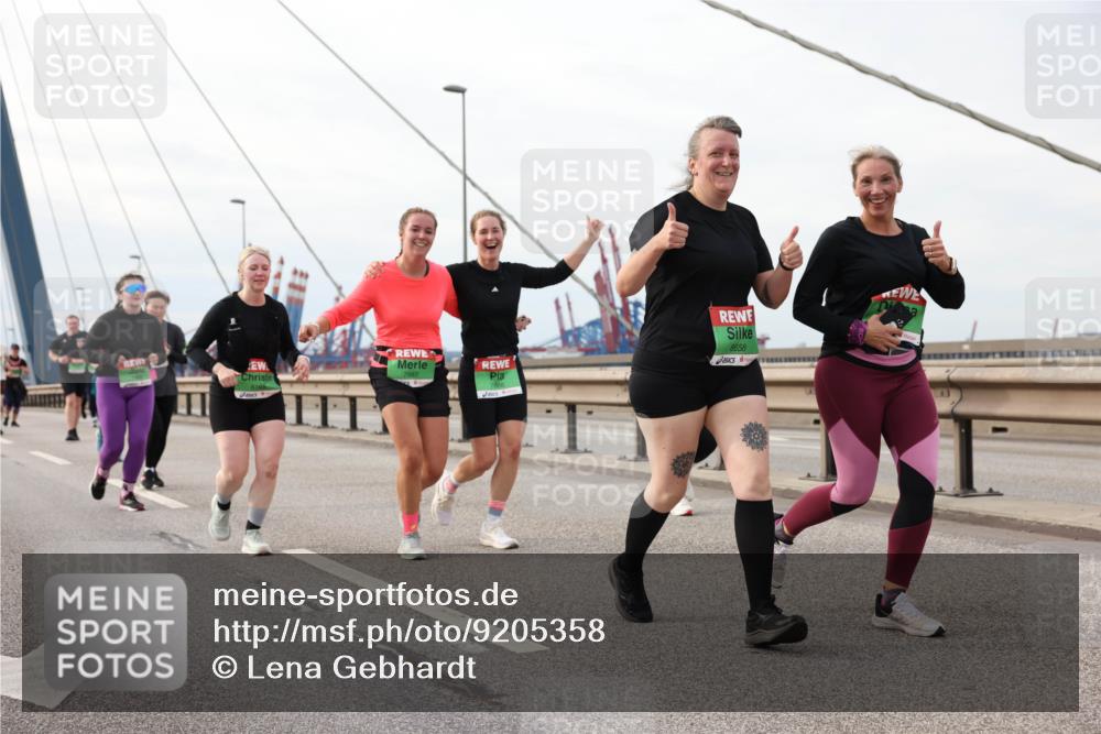 03.10.2025 - Köhlbrandbrückenlauf Lena Gebhardt http://msf.ph/oto/9205358 03.10.2025 16:00:50 Position 2 8165, 7887, 8658 meine-sportfotos.de