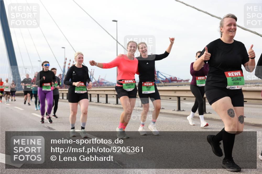 03.10.2025 - Köhlbrandbrückenlauf Lena Gebhardt http://msf.ph/oto/9205361 03.10.2025 16:00:50 Position 2 8165, 7887, 7888, 8658 meine-sportfotos.de