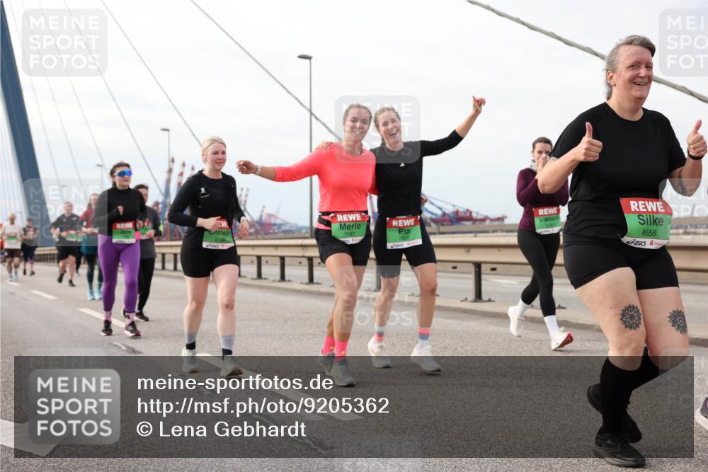 03.10.2025 - Köhlbrandbrückenlauf Lena Gebhardt http://msf.ph/oto/9205362 03.10.2025 16:00:50 Position 2 8166, 7887, 7888, 8658 meine-sportfotos.de