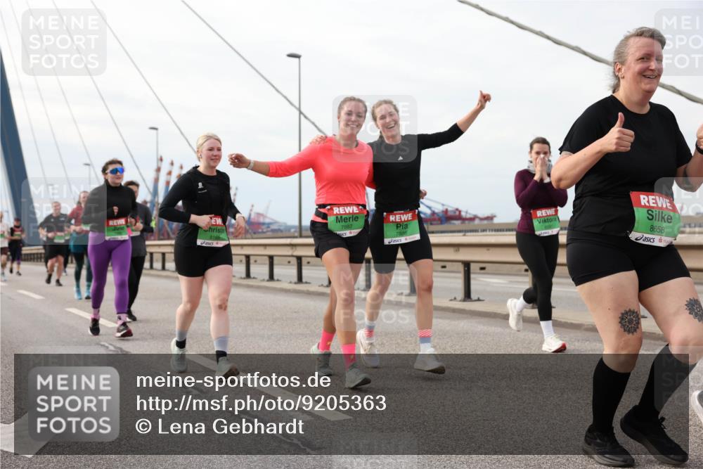 03.10.2025 - Köhlbrandbrückenlauf Lena Gebhardt http://msf.ph/oto/9205363 03.10.2025 16:00:50 Position 2 8165, 7887, 7888, 8658 meine-sportfotos.de