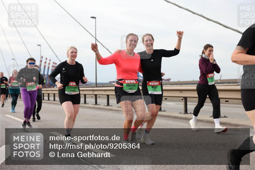 03.10.2025 - Köhlbrandbrückenlauf Lena Gebhardt http://msf.ph/oto/9205364 03.10.2025 16:00:50 Position 2 8165, 7887, 7888 meine-sportfotos.de