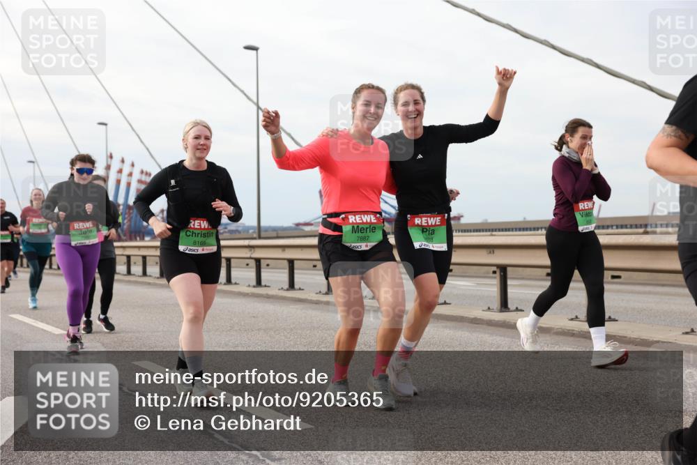 03.10.2025 - Köhlbrandbrückenlauf Lena Gebhardt http://msf.ph/oto/9205365 03.10.2025 16:00:51 Position 2 8165, 7887, 88, 931 meine-sportfotos.de
