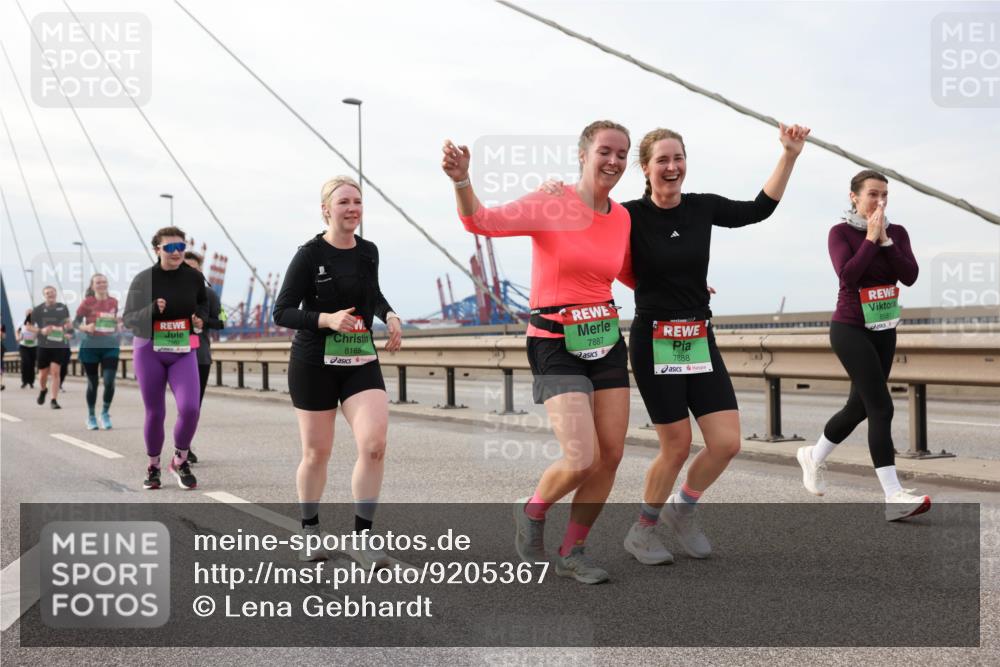 03.10.2025 - Köhlbrandbrückenlauf Lena Gebhardt http://msf.ph/oto/9205367 03.10.2025 16:00:51 Position 2 8165, 7887, 7888, 8581 meine-sportfotos.de