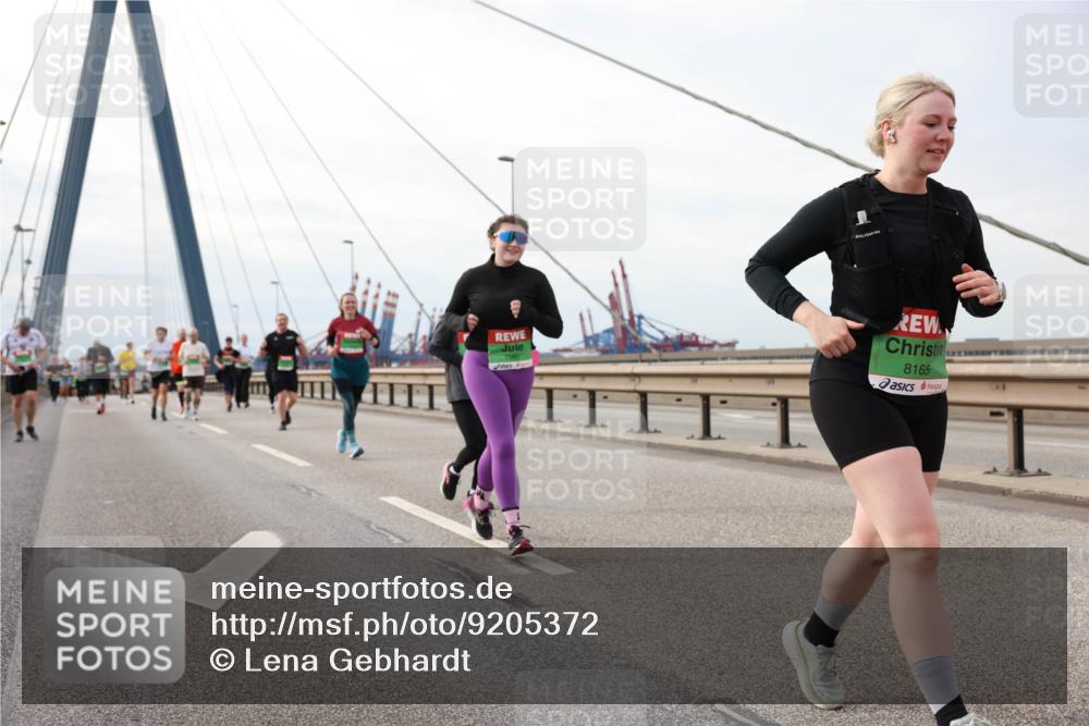 03.10.2025 - Köhlbrandbrückenlauf Lena Gebhardt http://msf.ph/oto/9205372 03.10.2025 16:00:52 Position 2 8165 meine-sportfotos.de