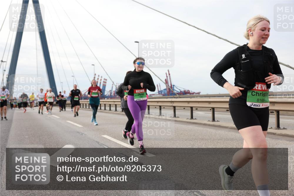 03.10.2025 - Köhlbrandbrückenlauf Lena Gebhardt http://msf.ph/oto/9205373 03.10.2025 16:00:52 Position 2 7963, 8165 meine-sportfotos.de
