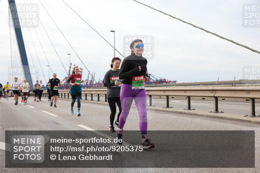 03.10.2025 - Köhlbrandbrückenlauf Lena Gebhardt http://msf.ph/oto/9205375 03.10.2025 16:00:52 Position 2 7963 meine-sportfotos.de
