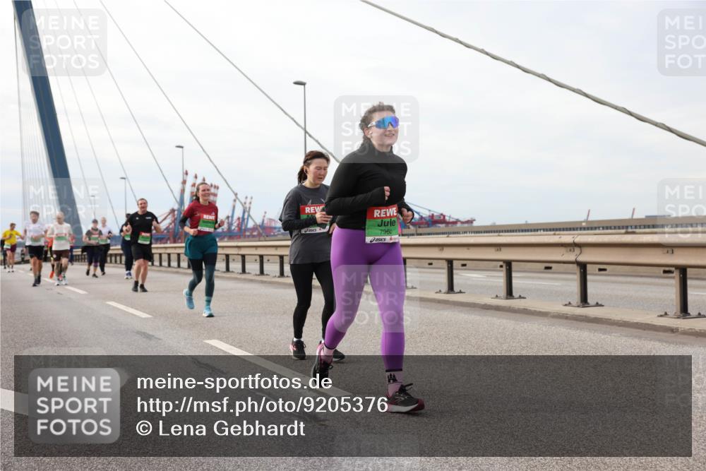 03.10.2025 - Köhlbrandbrückenlauf Lena Gebhardt http://msf.ph/oto/9205376 03.10.2025 16:00:52 Position 2 7963 meine-sportfotos.de