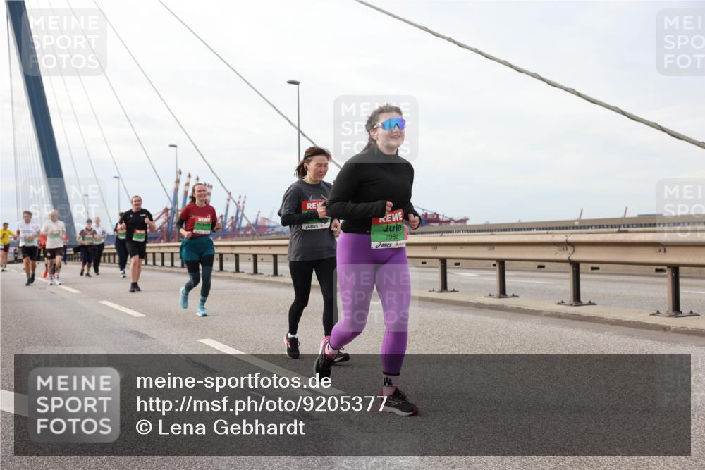 03.10.2025 - Köhlbrandbrückenlauf Lena Gebhardt http://msf.ph/oto/9205377 03.10.2025 16:00:53 Position 2 7963 meine-sportfotos.de