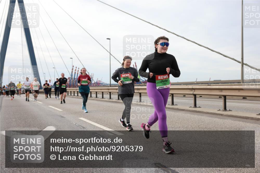 03.10.2025 - Köhlbrandbrückenlauf Lena Gebhardt http://msf.ph/oto/9205379 03.10.2025 16:00:53 Position 2 8234, 7963 meine-sportfotos.de