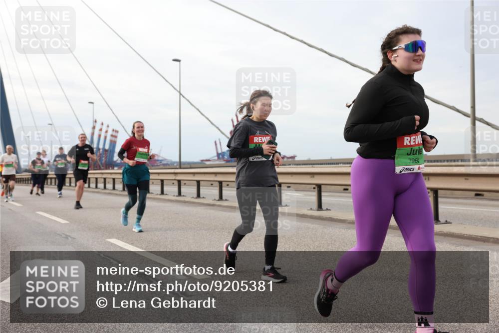 03.10.2025 - Köhlbrandbrückenlauf Lena Gebhardt http://msf.ph/oto/9205381 03.10.2025 16:00:53 Position 2 796 meine-sportfotos.de