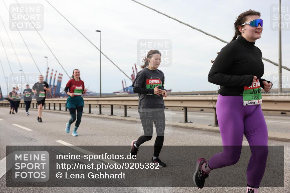 03.10.2025 - Köhlbrandbrückenlauf Lena Gebhardt http://msf.ph/oto/9205382 03.10.2025 16:00:53 Position 2 7963 meine-sportfotos.de