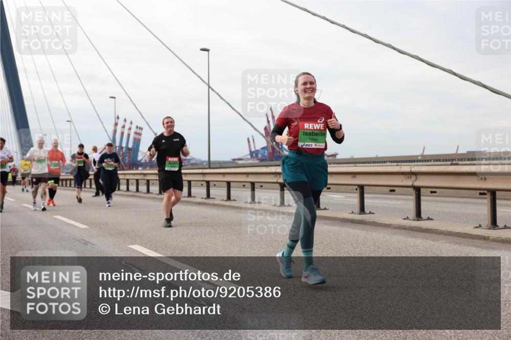 03.10.2025 - Köhlbrandbrückenlauf Lena Gebhardt http://msf.ph/oto/9205386 03.10.2025 16:00:55 Position 2 7865 meine-sportfotos.de