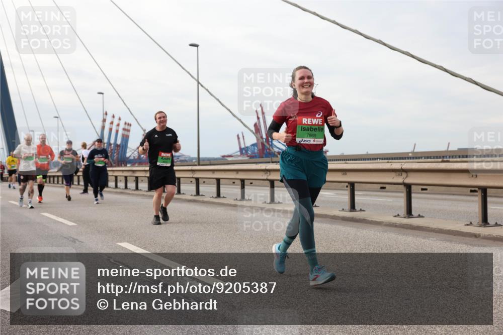 03.10.2025 - Köhlbrandbrückenlauf Lena Gebhardt http://msf.ph/oto/9205387 03.10.2025 16:00:55 Position 2 7865 meine-sportfotos.de