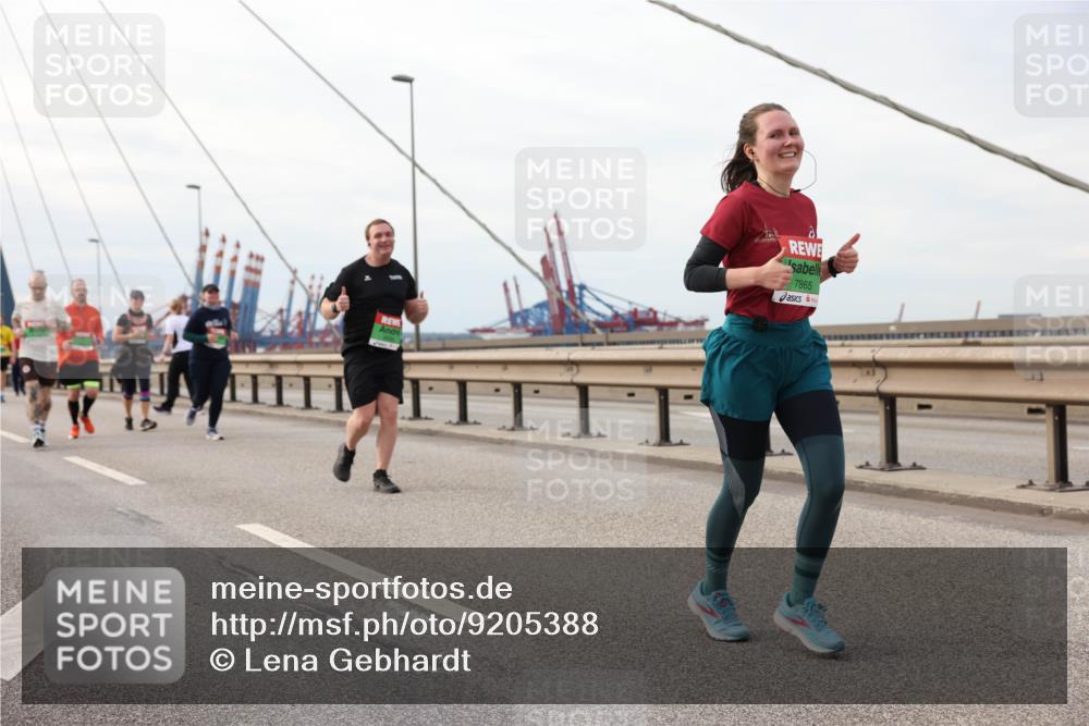 03.10.2025 - Köhlbrandbrückenlauf Lena Gebhardt http://msf.ph/oto/9205388 03.10.2025 16:00:55 Position 2 7865 meine-sportfotos.de