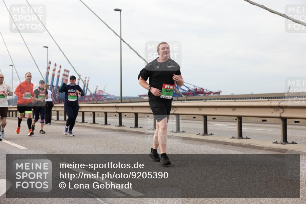 03.10.2025 - Köhlbrandbrückenlauf Lena Gebhardt http://msf.ph/oto/9205390 03.10.2025 16:00:56 Position 2 8058 meine-sportfotos.de