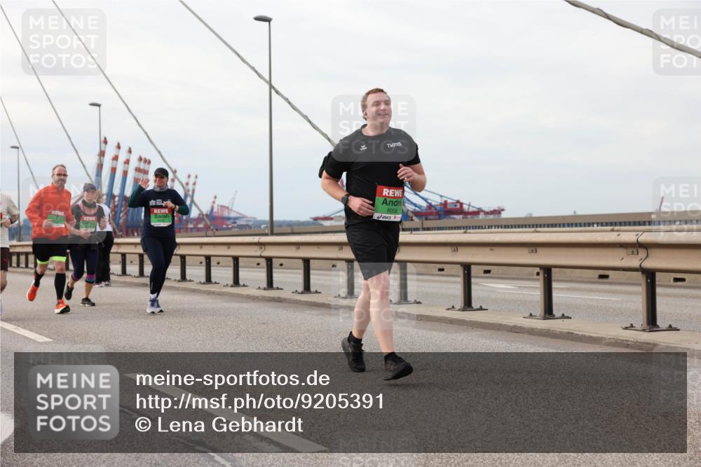 03.10.2025 - Köhlbrandbrückenlauf Lena Gebhardt http://msf.ph/oto/9205391 03.10.2025 16:00:56 Position 2 8058, 9142 meine-sportfotos.de