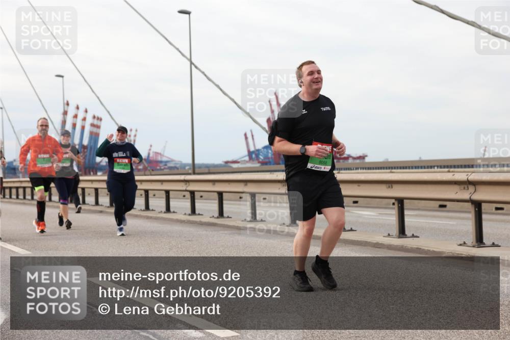 03.10.2025 - Köhlbrandbrückenlauf Lena Gebhardt http://msf.ph/oto/9205392 03.10.2025 16:00:56 Position 2 8058 meine-sportfotos.de