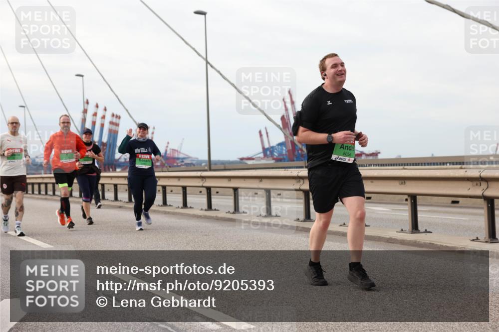 03.10.2025 - Köhlbrandbrückenlauf Lena Gebhardt http://msf.ph/oto/9205393 03.10.2025 16:00:56 Position 2 8058 meine-sportfotos.de