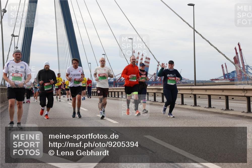 03.10.2025 - Köhlbrandbrückenlauf Lena Gebhardt http://msf.ph/oto/9205394 03.10.2025 16:00:57 Position 2  meine-sportfotos.de