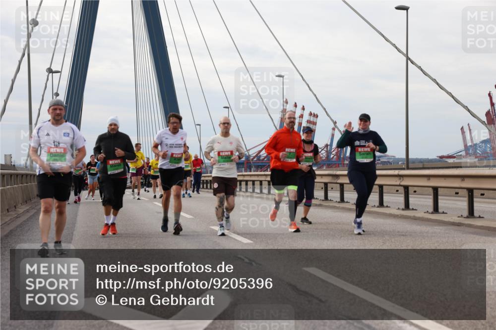 03.10.2025 - Köhlbrandbrückenlauf Lena Gebhardt http://msf.ph/oto/9205396 03.10.2025 16:00:57 Position 2  meine-sportfotos.de
