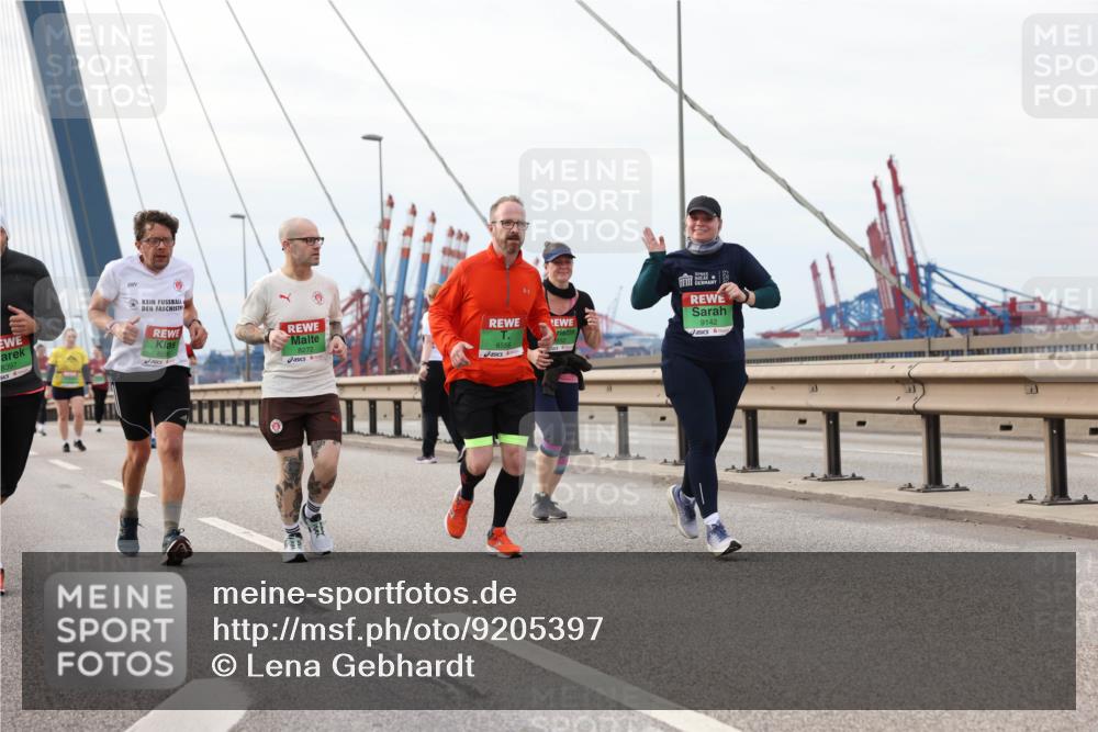 03.10.2025 - Köhlbrandbrückenlauf Lena Gebhardt http://msf.ph/oto/9205397 03.10.2025 16:00:58 Position 2 8397, 8272, 9142 meine-sportfotos.de