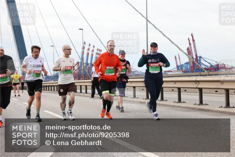 03.10.2025 - Köhlbrandbrückenlauf Lena Gebhardt http://msf.ph/oto/9205398 03.10.2025 16:00:58 Position 2 8397, 8272, 8556, 9142 meine-sportfotos.de