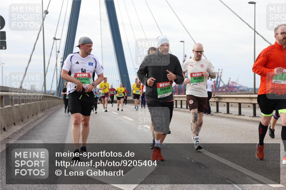 03.10.2025 - Köhlbrandbrückenlauf Lena Gebhardt http://msf.ph/oto/9205404 03.10.2025 16:00:59 Position 2 9498, 8397, 8272, 8556 meine-sportfotos.de