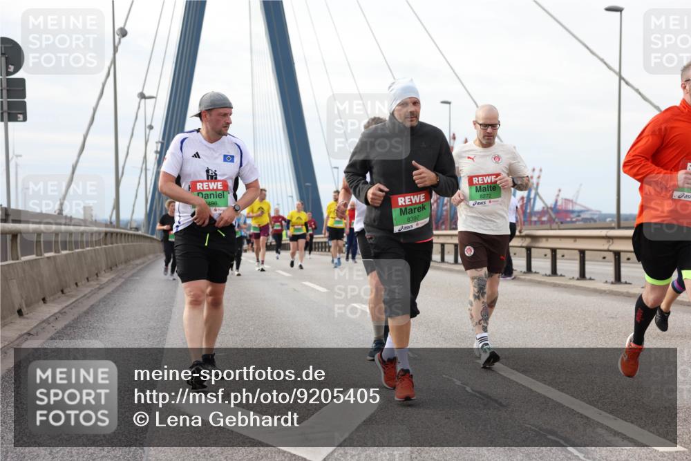 03.10.2025 - Köhlbrandbrückenlauf Lena Gebhardt http://msf.ph/oto/9205405 03.10.2025 16:00:59 Position 2 498, 8397, 8272 meine-sportfotos.de