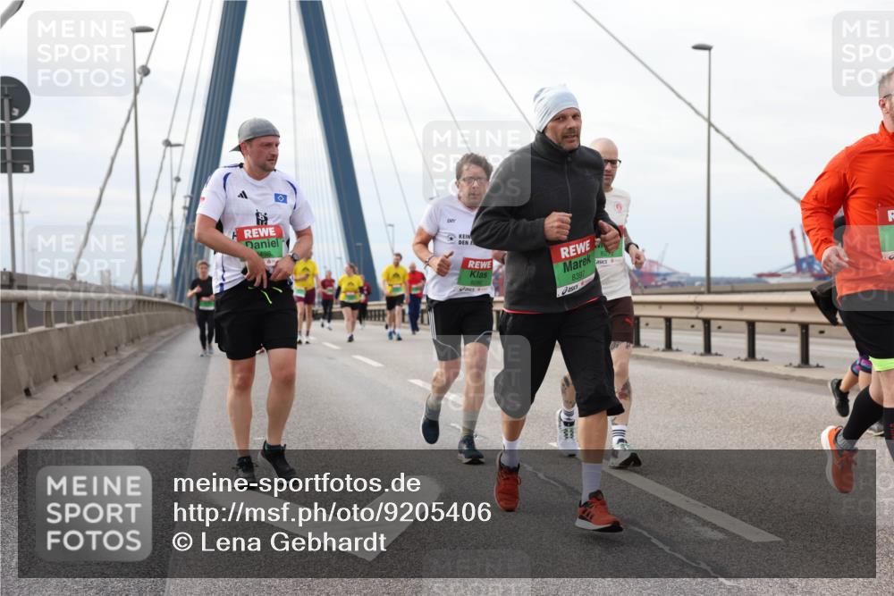 03.10.2025 - Köhlbrandbrückenlauf Lena Gebhardt http://msf.ph/oto/9205406 03.10.2025 16:00:59 Position 2 498, 8280, 8397 meine-sportfotos.de