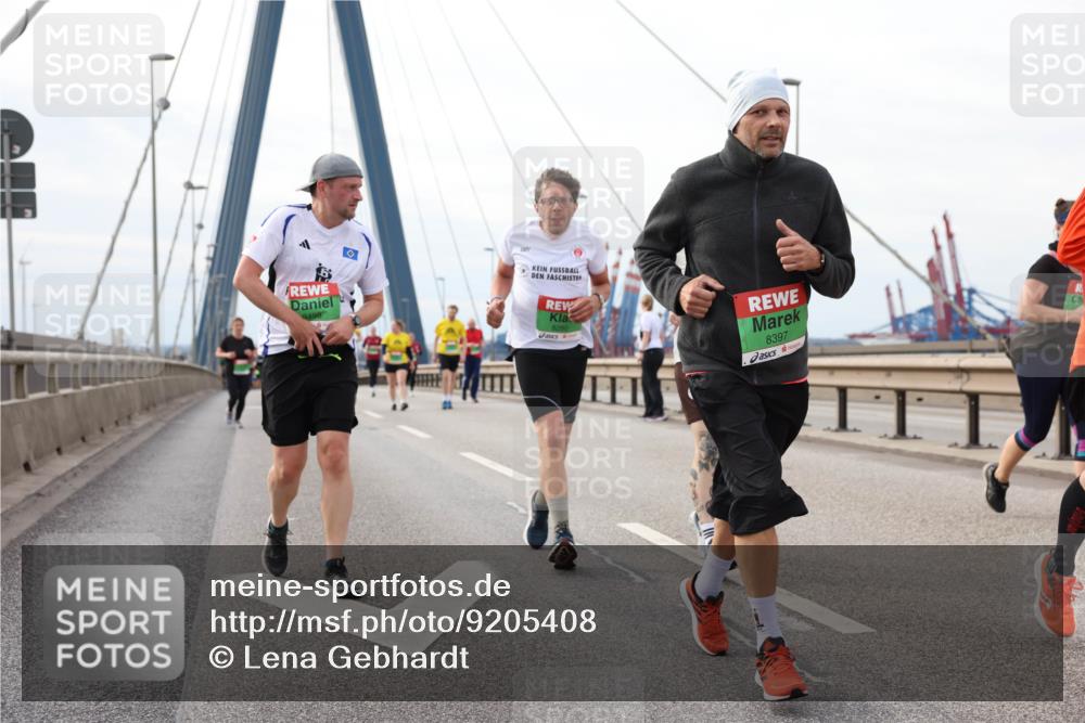 03.10.2025 - Köhlbrandbrückenlauf Lena Gebhardt http://msf.ph/oto/9205408 03.10.2025 16:01:00 Position 2 8498, 8280, 8397 meine-sportfotos.de