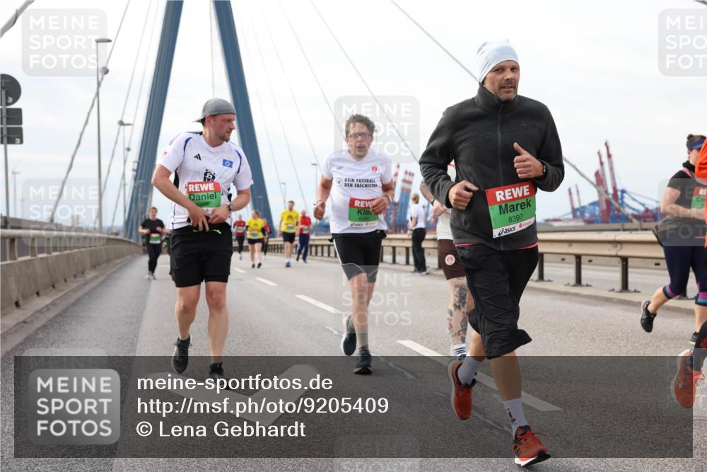 03.10.2025 - Köhlbrandbrückenlauf Lena Gebhardt http://msf.ph/oto/9205409 03.10.2025 16:01:00 Position 2 8498, 8280, 8397 meine-sportfotos.de