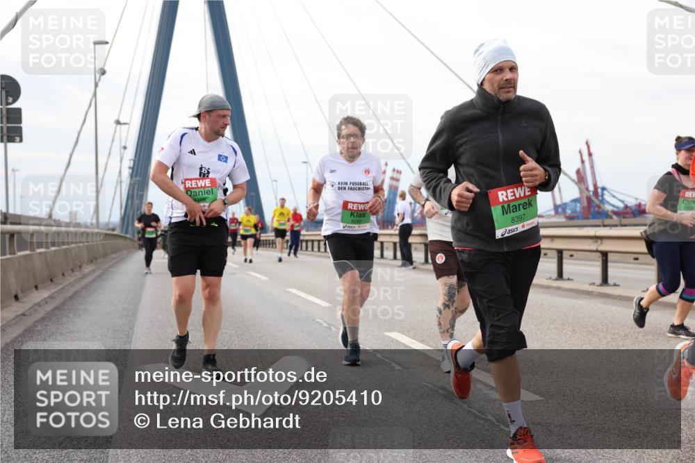 03.10.2025 - Köhlbrandbrückenlauf Lena Gebhardt http://msf.ph/oto/9205410 03.10.2025 16:01:00 Position 2 8280, 8397 meine-sportfotos.de