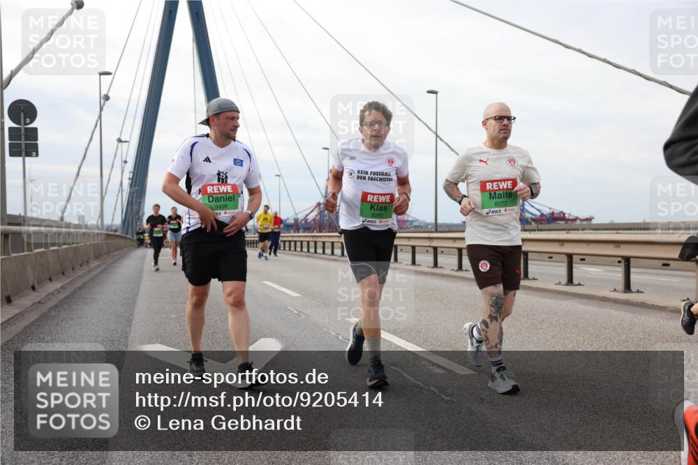 03.10.2025 - Köhlbrandbrückenlauf Lena Gebhardt http://msf.ph/oto/9205414 03.10.2025 16:01:01 Position 2 8498, 8280, 8272 meine-sportfotos.de