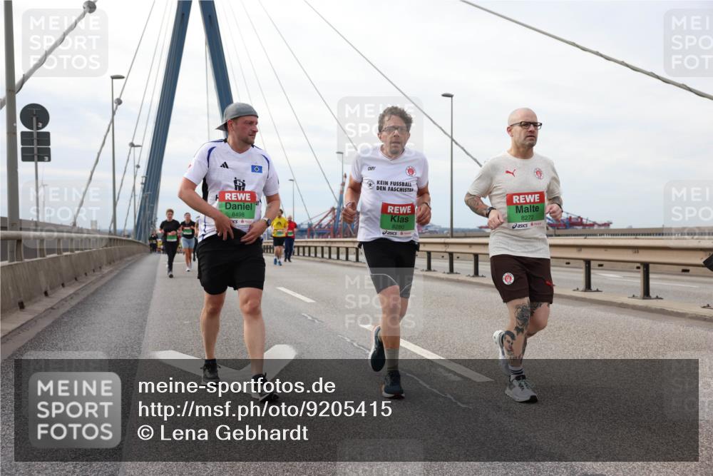 03.10.2025 - Köhlbrandbrückenlauf Lena Gebhardt http://msf.ph/oto/9205415 03.10.2025 16:01:01 Position 2 8498, 8280, 8272 meine-sportfotos.de
