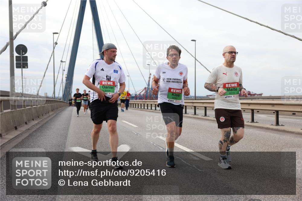 03.10.2025 - Köhlbrandbrückenlauf Lena Gebhardt http://msf.ph/oto/9205416 03.10.2025 16:01:01 Position 2 8498, 8280, 8272 meine-sportfotos.de