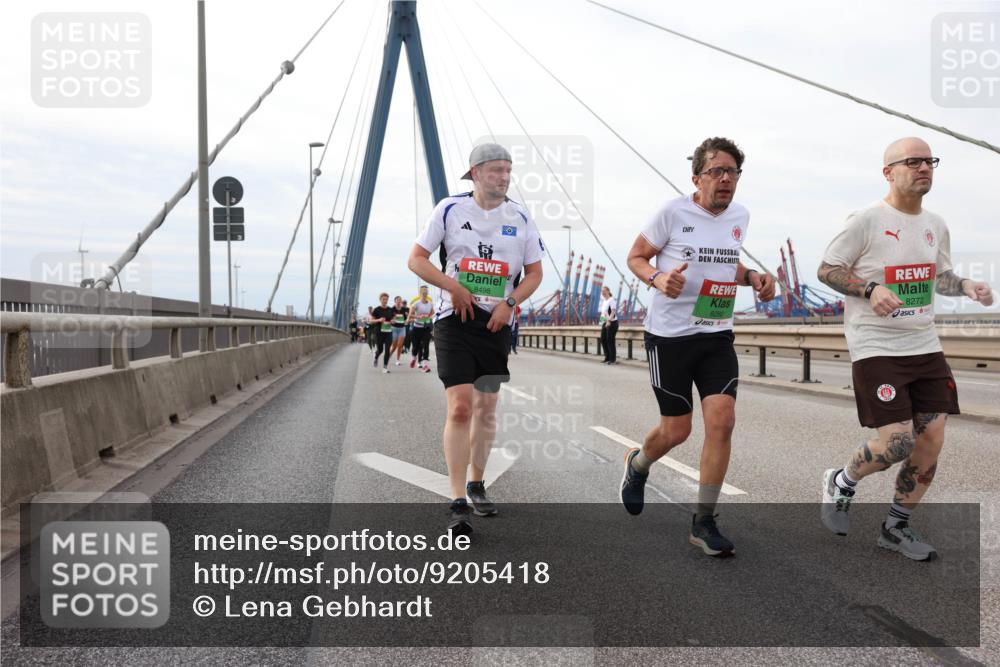 03.10.2025 - Köhlbrandbrückenlauf Lena Gebhardt http://msf.ph/oto/9205418 03.10.2025 16:01:01 Position 2 8498, 8280, 8272 meine-sportfotos.de