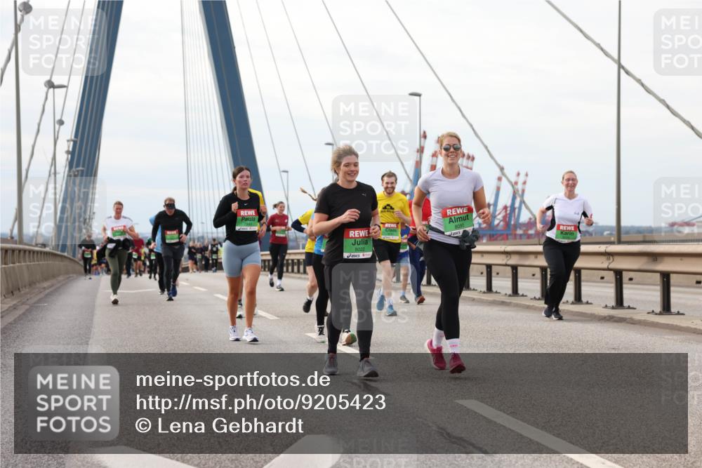 03.10.2025 - Köhlbrandbrückenlauf Lena Gebhardt http://msf.ph/oto/9205423 03.10.2025 16:01:04 Position 2 8022, 8090 meine-sportfotos.de